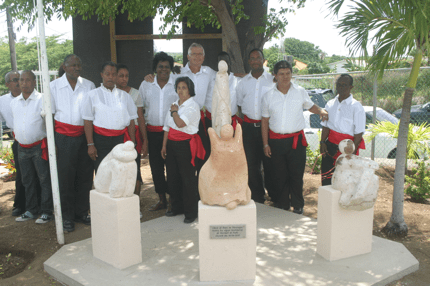 Jongeren worden beeldhouwers o.l.v. Rien ten Hennepe